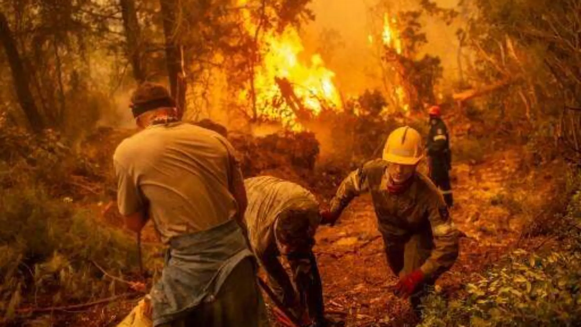 cuerpo a cuerpo contra incendio en grecia